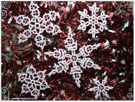 Wzory szydełkowe - crochet_snowflakes_beads.jpg