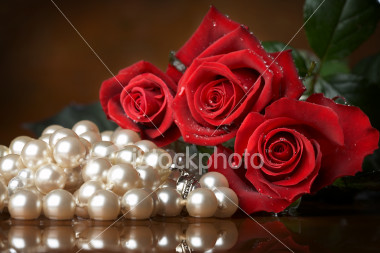 gruzin501 - ist2_1138904-pearls-and-roses1.jpg