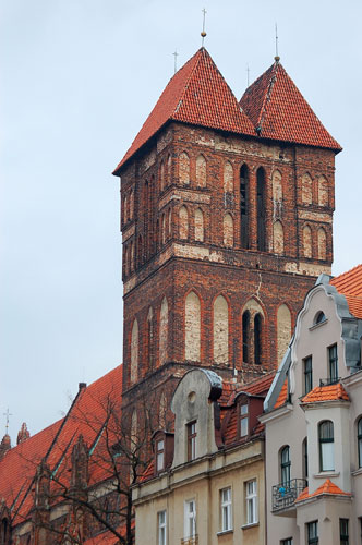 Toruń - współczesny - Wieża kościoła św. Jakuba widziana z Rynku Nowomiejskiego.jpg