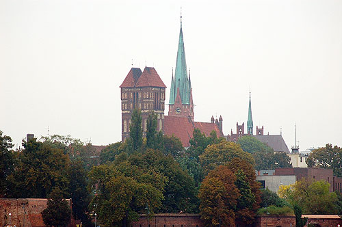 Toruń - Wieże kościołów od lewej - św. Jakuba Apostoła, św. Katarzyny.jpg