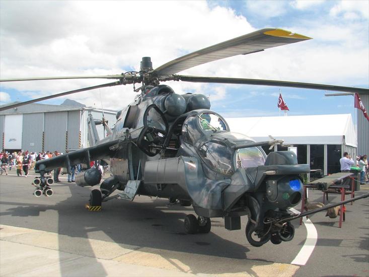 Mi-24 - Mi-24_Super_Agile_Hind_on_ground_2006  Śmigłowiec z rodziny Mi-24 Super Hind.jpg