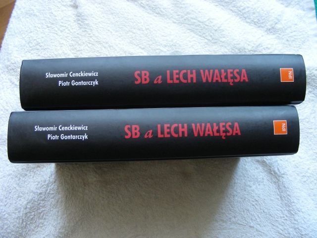 Lech Wałęsa - SB a Lech Wałęsa - brzeg książki.jpg