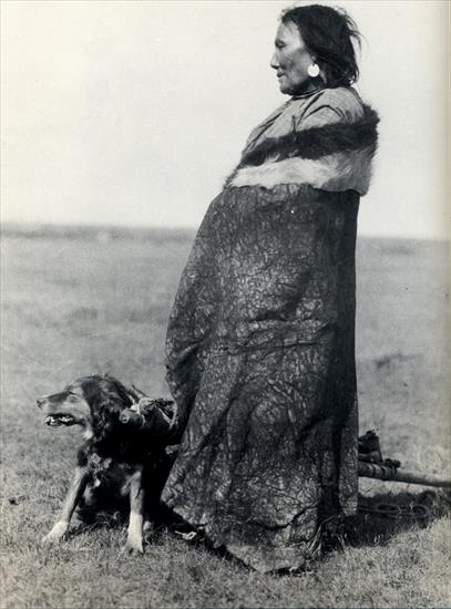 Photos of Indians Edward S. Curtis - 1910-1925 Edward S. Curtis  Femme blackfoot, Woman blackfoot.jpg