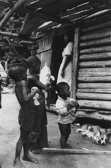 XIX-XX - Florilge... -  1951 W. Eugne Smith Enfants pauvres venant chercher leur nourriture Caroline du nord.jpg