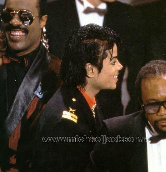 1986.02.25 - Michael attend the 28th Annual Grammy Awards - 066.jpg