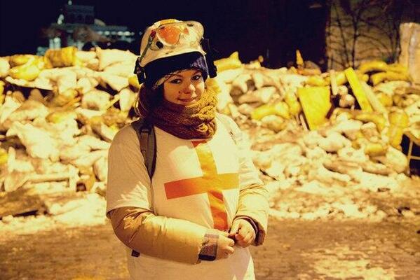 foto - 20.02.2014 - wśród ofiar dzisiejszych walk na ulicach Kijowa jest 21-letnia sanitariuszka Olesia Żukowska.jpg