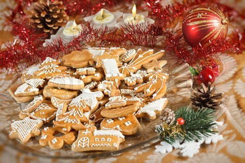 Świąteczne słodkości - 2836533-966545-plate-full-of-christmas-gingerbreads-sweet-food.jpg
