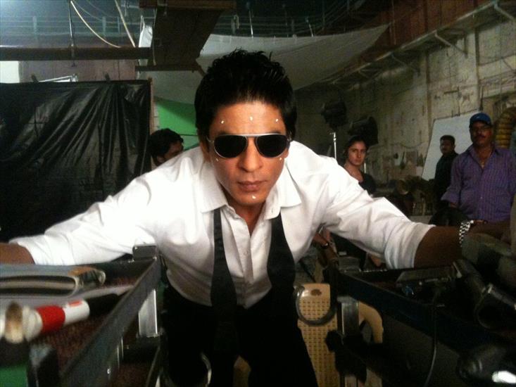 shahruk0211 - Shahrukh Khan on sets of Ra.One.jpg